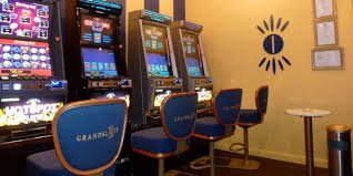Kalender promosi jelislot menampilkan bonus mingguan dan penawaran musiman untuk Blackjack